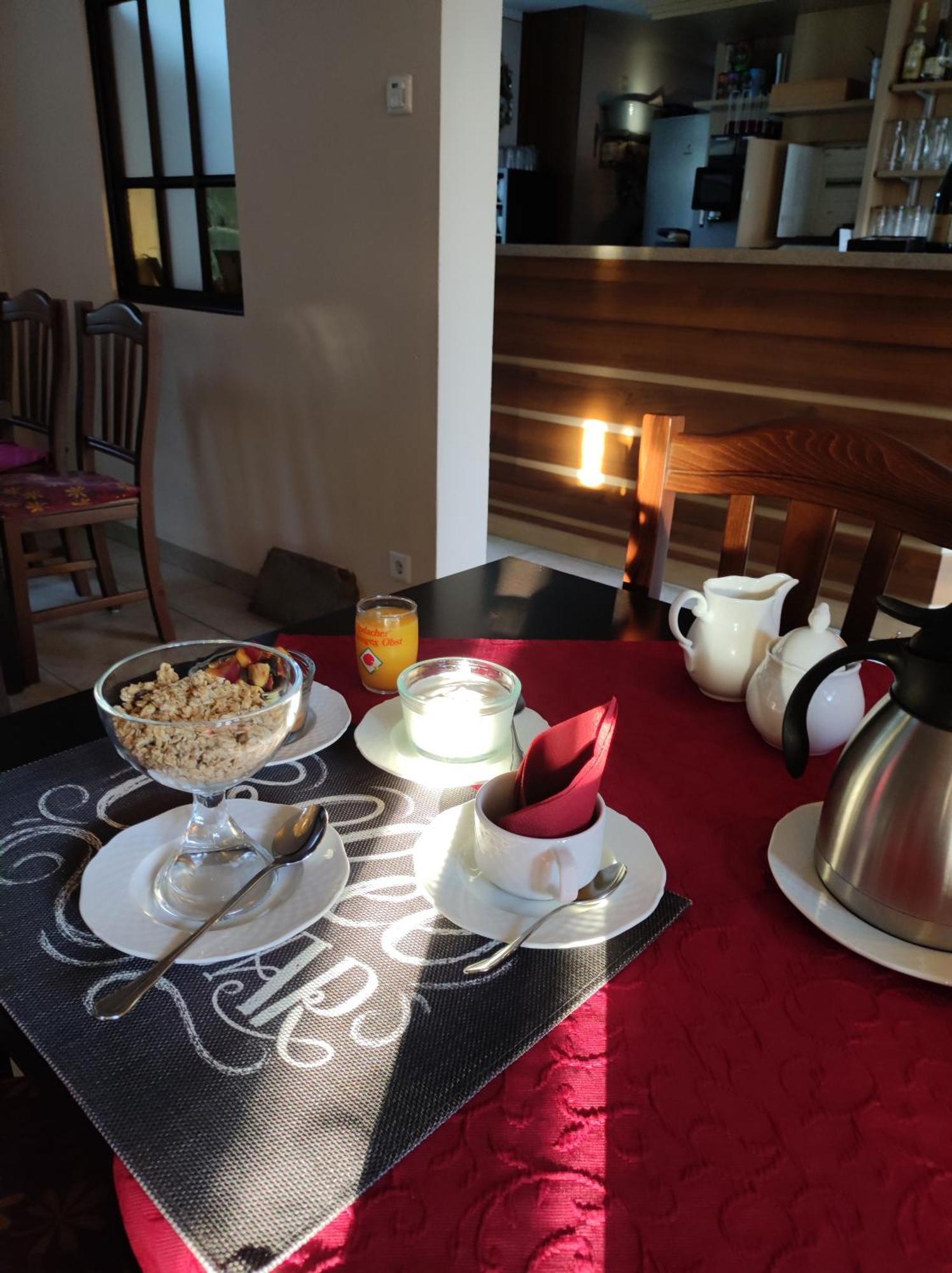 Cafe Im Hof- Bed & Breakfast Streufdorf 外观 照片