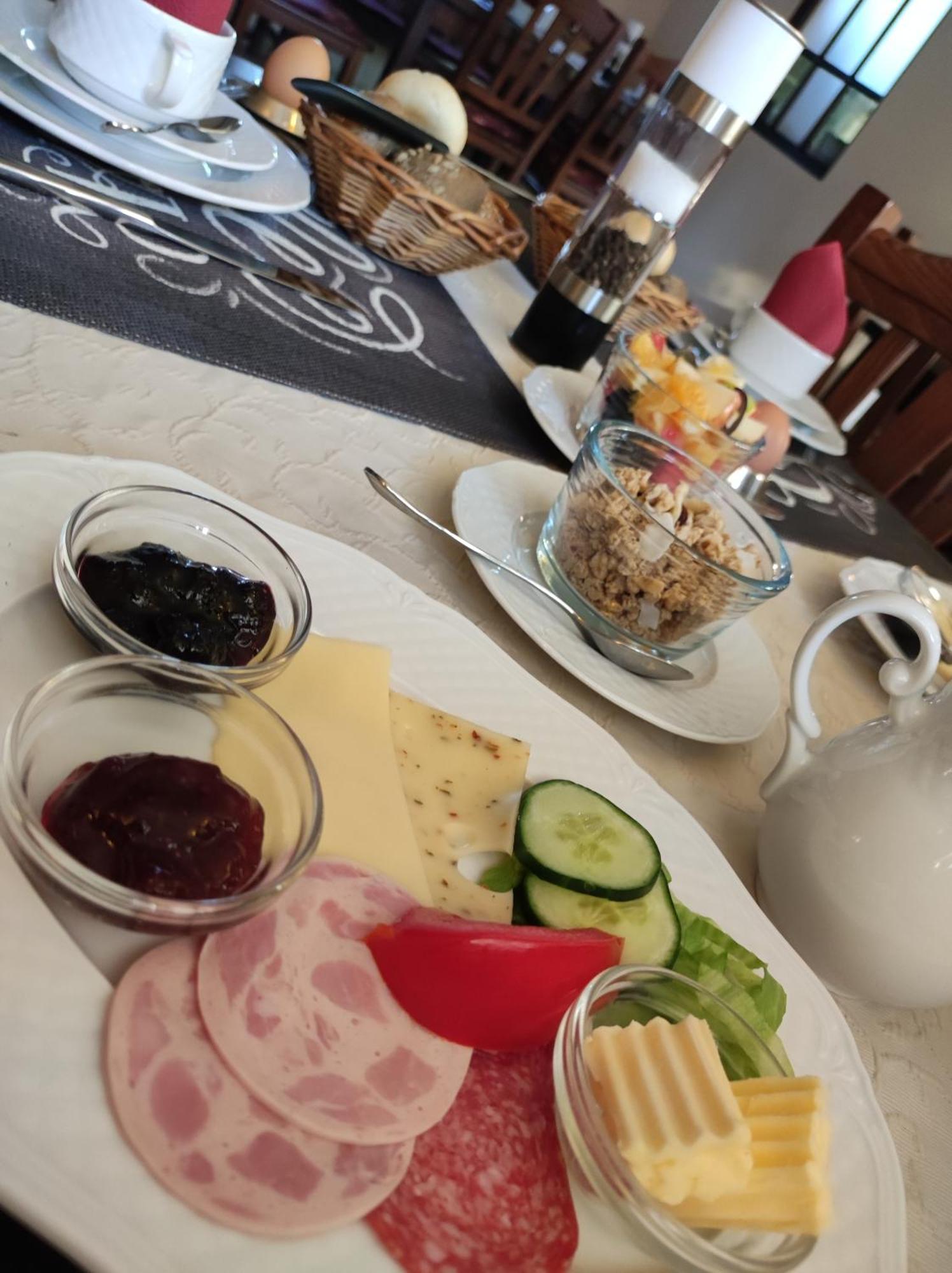 Cafe Im Hof- Bed & Breakfast Streufdorf 外观 照片